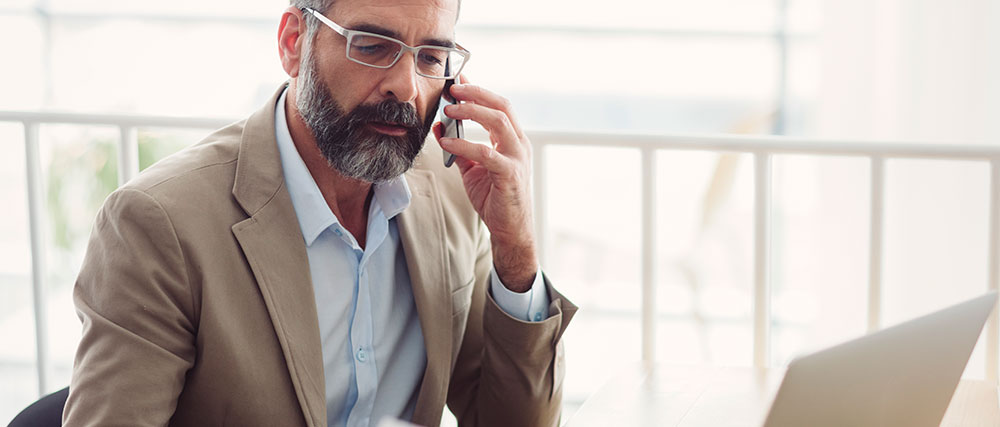 Homme regardant un contrat